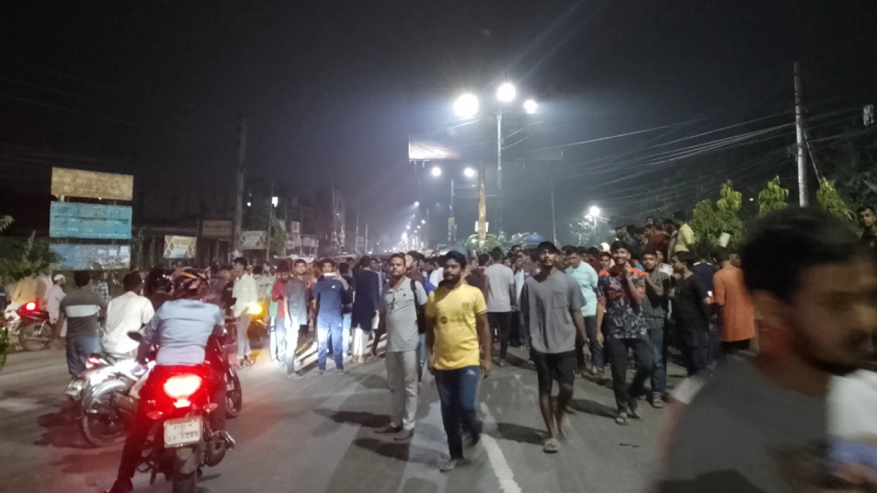 ইভটিজিংয়ের প্রতিবাদ, বহিরাগতদের হামলায় বেরোবির ৪ ছাত্র আহত