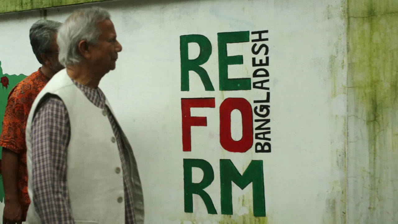 ঢাবিতে ছাত্র-জনতার গণঅভ্যুত্থানের গ্রাফিতি দেখলেন প্রধান উপদেষ্টা