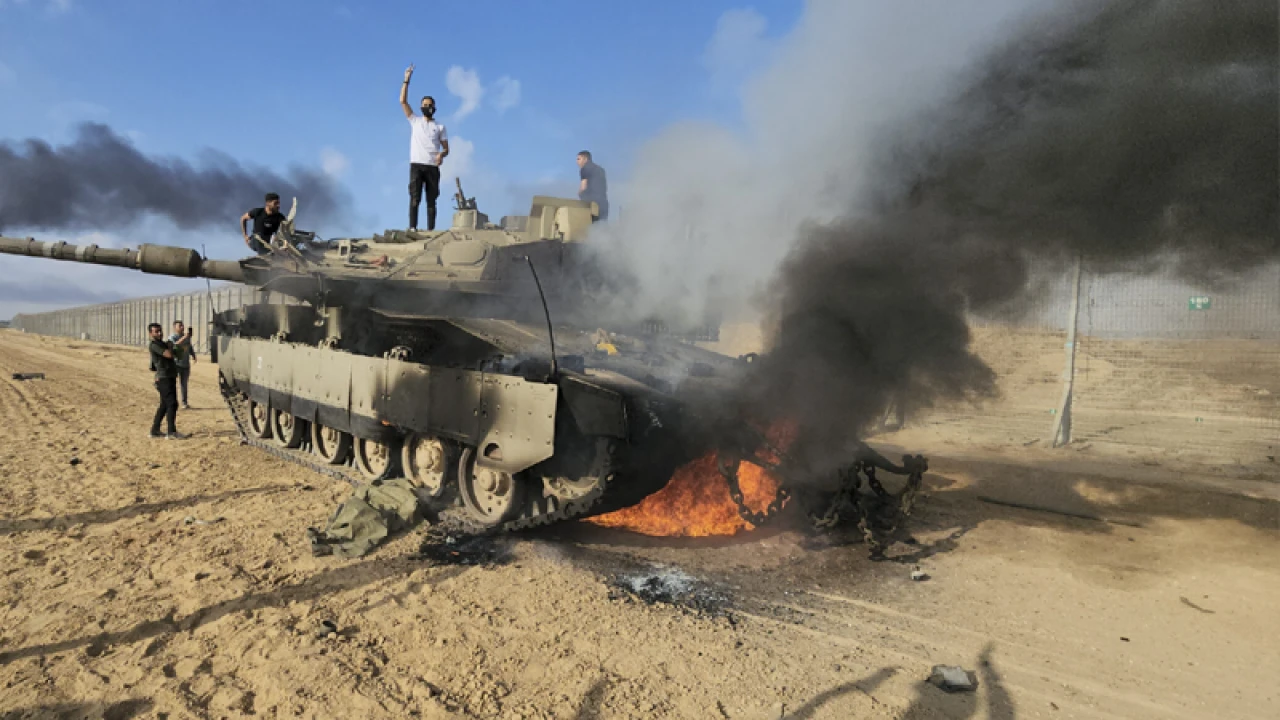 হিজবুল্লাহর ক্ষেপণাস্ত্রের আঘাতে উড়ে গেল ইসরায়েলি ট্যাংক