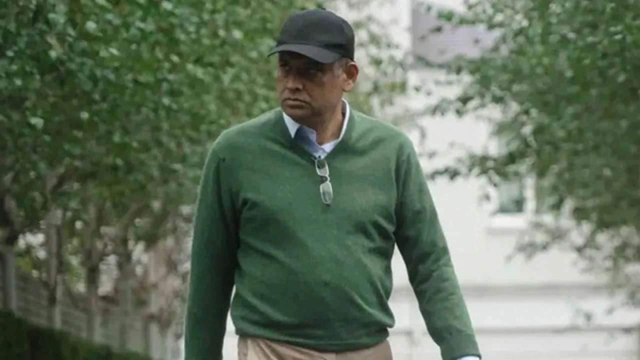 লন্ডনের রাস্তায় দেখা মিলল ভূমিমন্ত্রী সাইফুজ্জামানের!