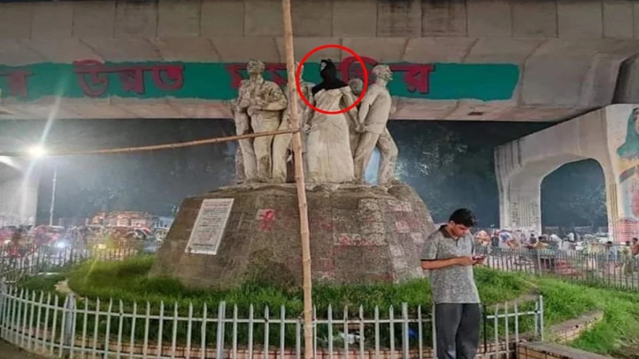 রাজু চত্বরে নারী ভাস্কর্যের মুখে কালো কাপড়, তদন্ত কমিটি গঠন