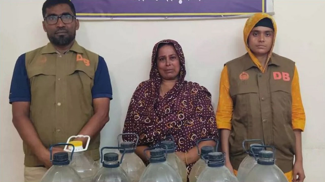 দৌলতদিয়া যৌনপল্লী থেকে ৫০ লিটার মদসহ নারী কারবারি গ্রেপ্তার