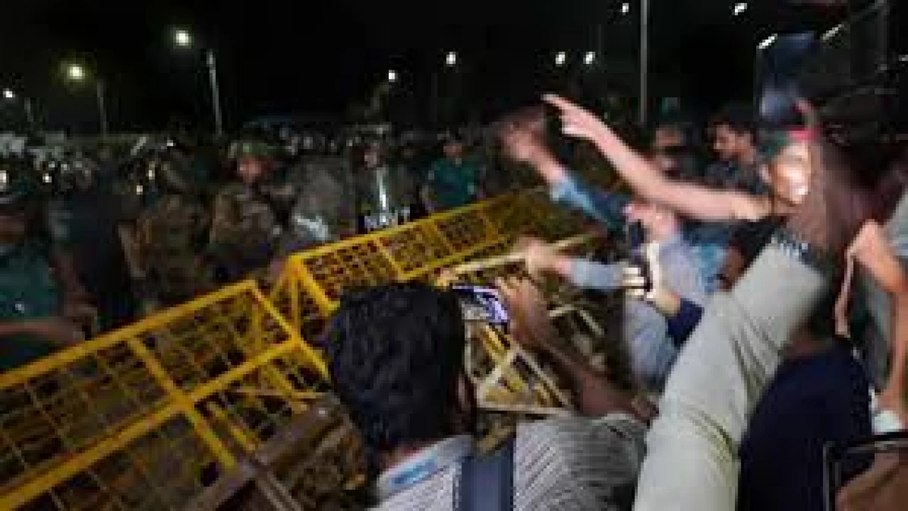 বঙ্গভবনে ঢুকতে গিয়ে দুইজন গুলিবিদ্ধ