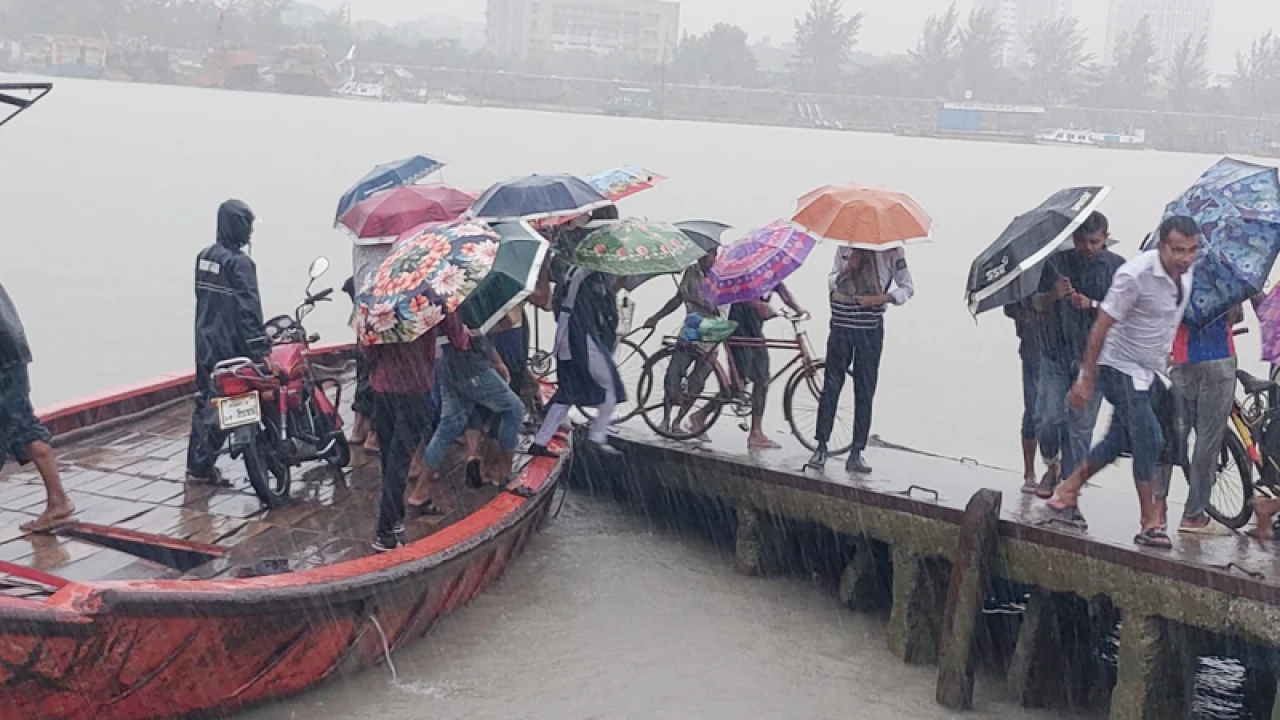 বৃষ্টির কারণে মোংলায় স্বাভাবিক কার্যক্রম ব্যাহত