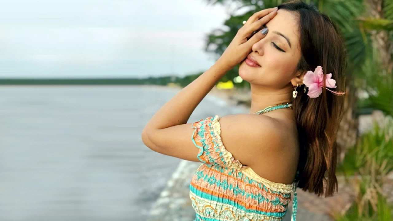 নিষিদ্ধ ছাত্রলীগের কারণে মন্তব্যের ঘর বন্ধ করলেন অভিনেত্রী