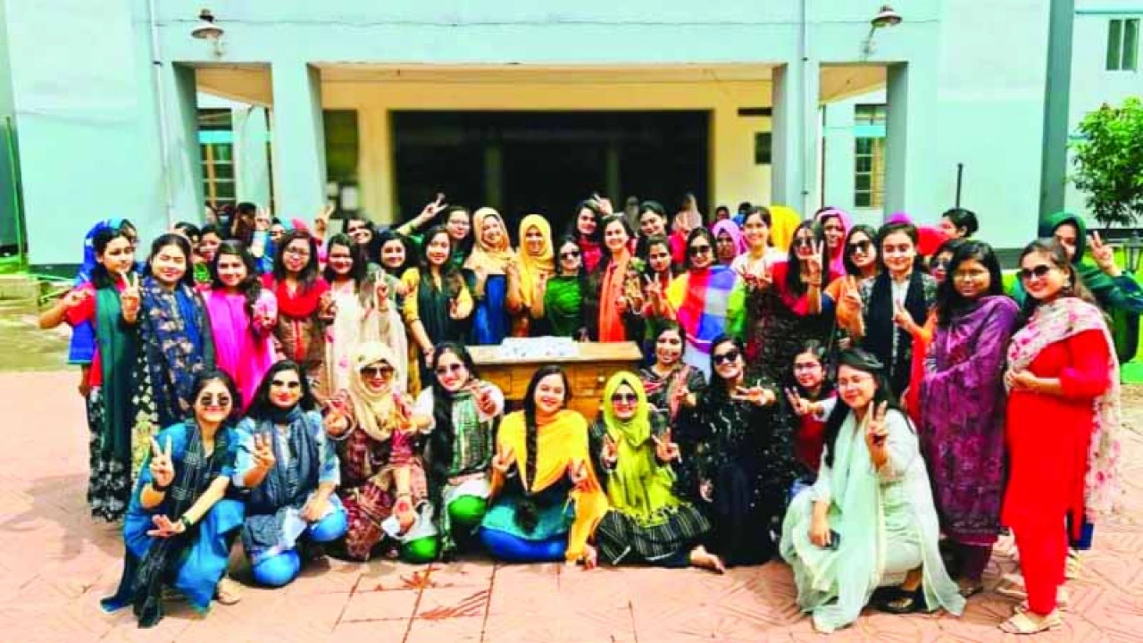 আনন্দ উৎসবে রোকেয়া হলের ফিস্ট উদযাপন