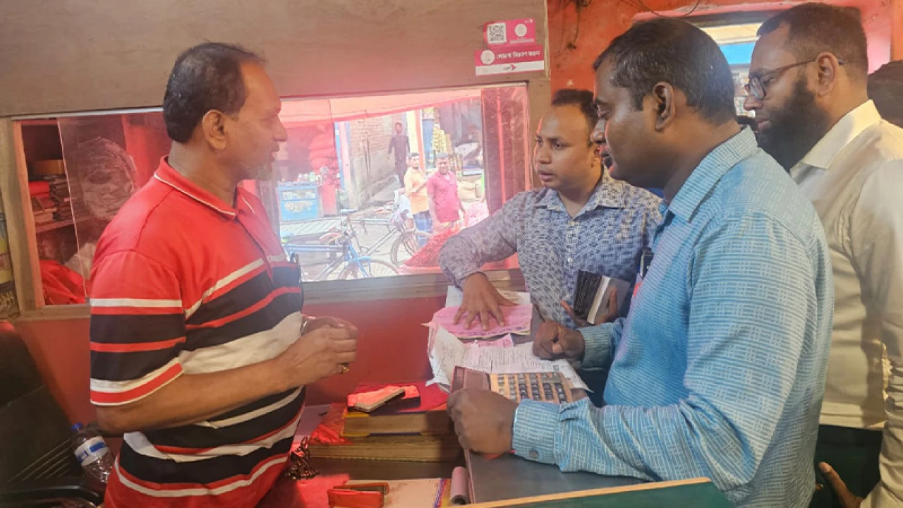 পেঁয়াজের আড়তে অভিযান, ৪ ব্যবসায়ীকে জরিমানা