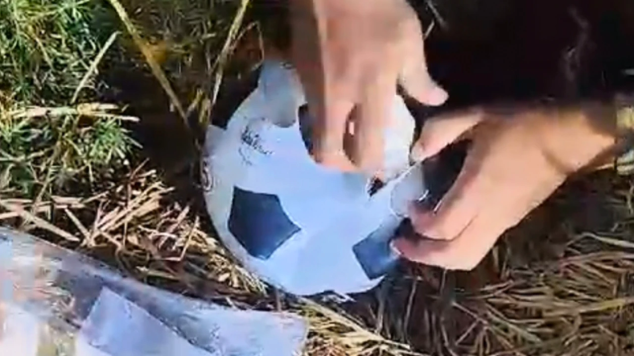 ফুটবলের মধ্যে মিলল ২ কোটি টাকার হেরোইন