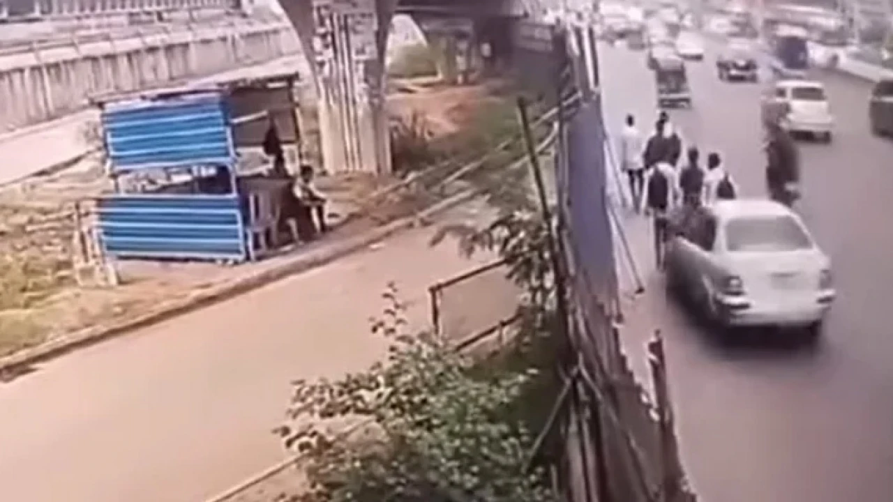 রাজধানীতে পথচারীদের ওপরে উঠে গেল প্রাইভেটকার