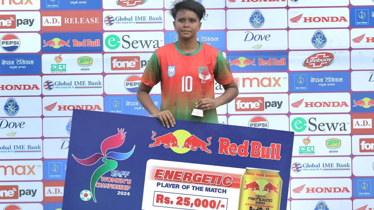 সাবেক দুই কোচকে তহুরার উপহার