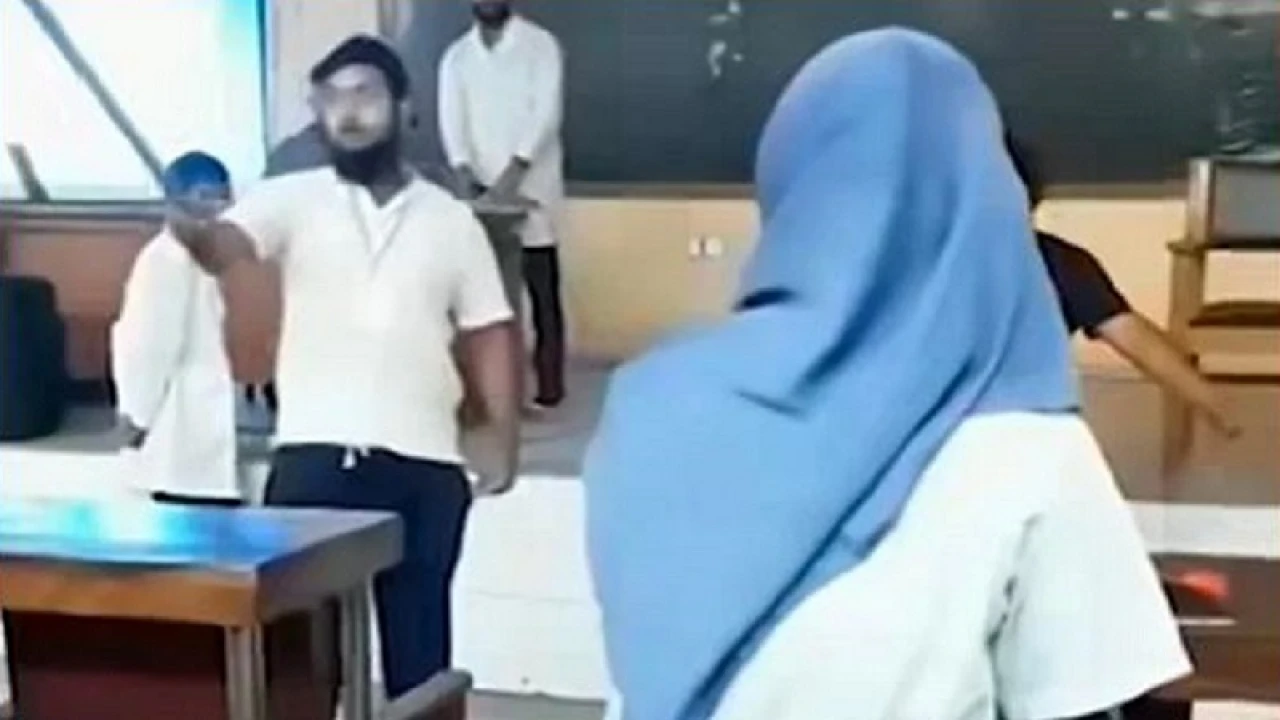 শ্রেণিকক্ষে লাঠি হাতে ঢুকে পড়া সেই যুবক কিশোরগঞ্জে আটক