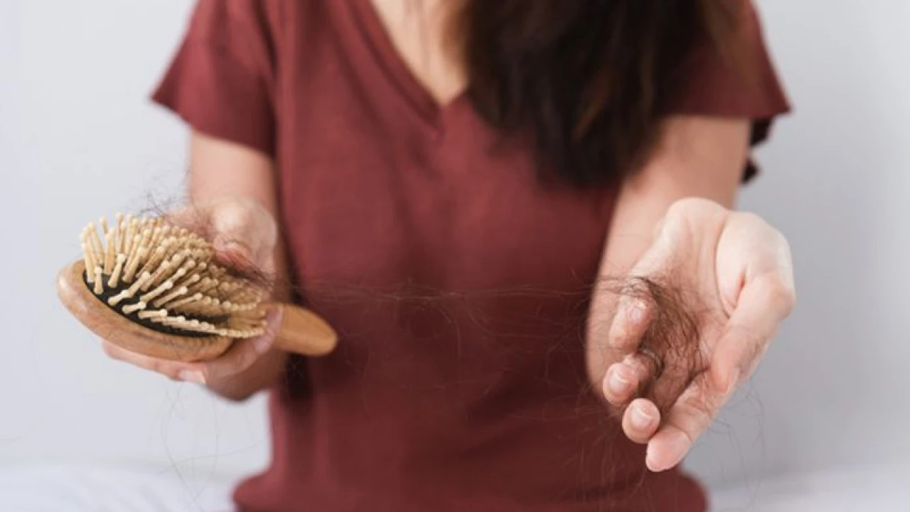 শীত আসার আগেই চুল ঝরা কমান ঘরোয়া উপায়ে