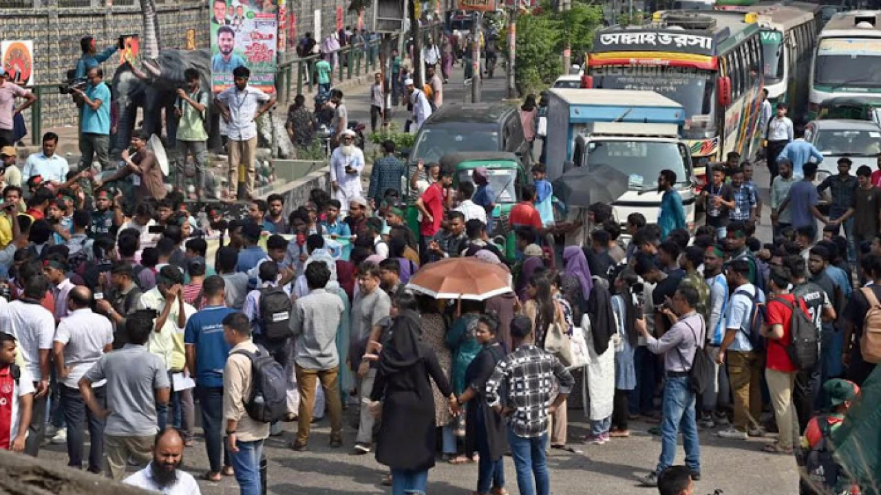 সাত কলেজ শিক্ষার্থীদের সায়েন্সল্যাব অবরোধ, যান চলাচল বন্ধ