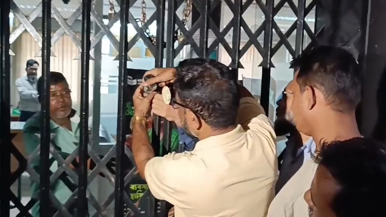 টাকা না পেয়ে ন্যাশনাল ব্যাংকে তালা দিলেন গ্রাহকরা