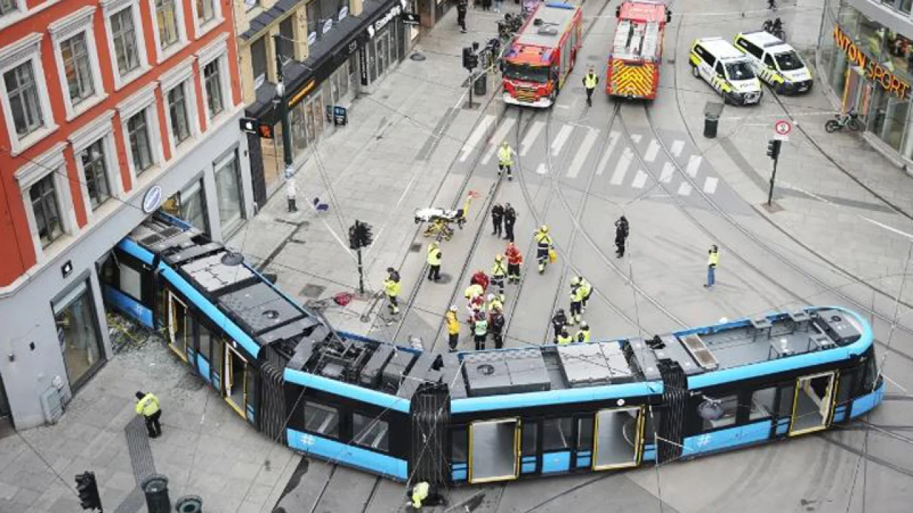 লাইনচ্যুত ট্রাম ঢুকল অ্যাপলের শোরুমে