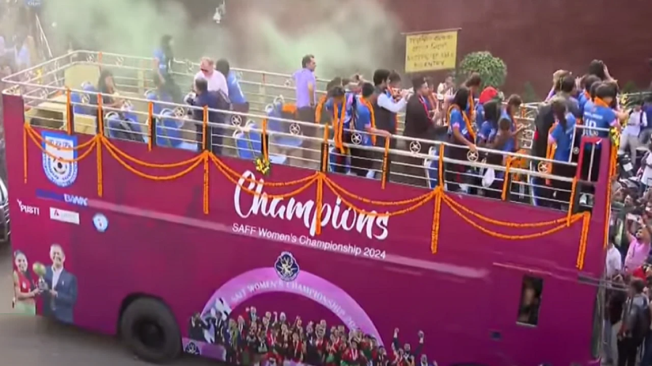 ছাদখোলা বাসে বাফুফের উদ্দেশে সাফ চ্যাম্পিয়নরা