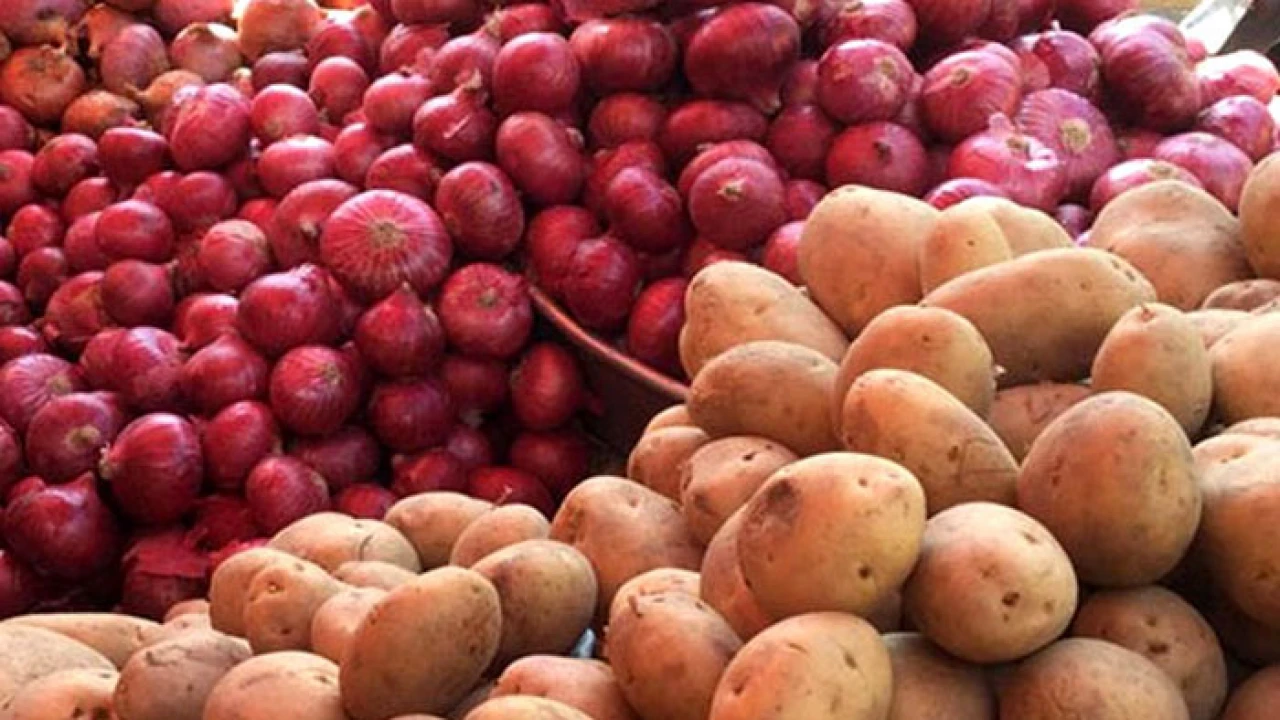 সবজিতে স্বস্তি ফিরলেও পেঁয়াজ-আলুতে অস্বস্তি