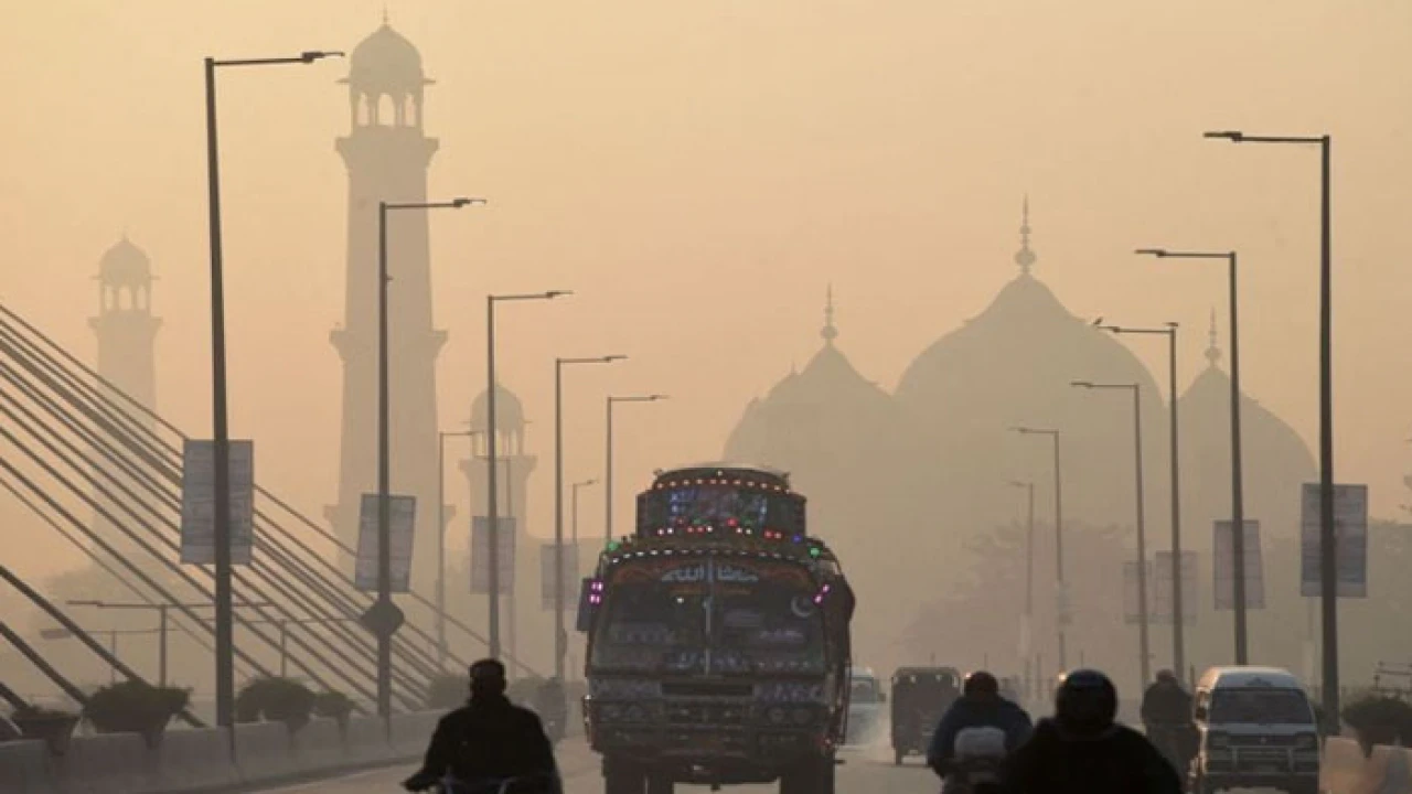 বায়ুদূষণের শীর্ষে লাহোর, ঢাকার অবস্থান কত?