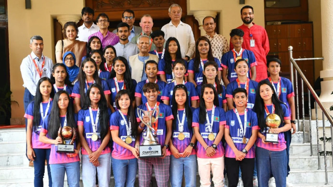 সাফ চ্যাম্পিয়নদের সংবর্ধনা দিলেন প্রধান উপদেষ্টা