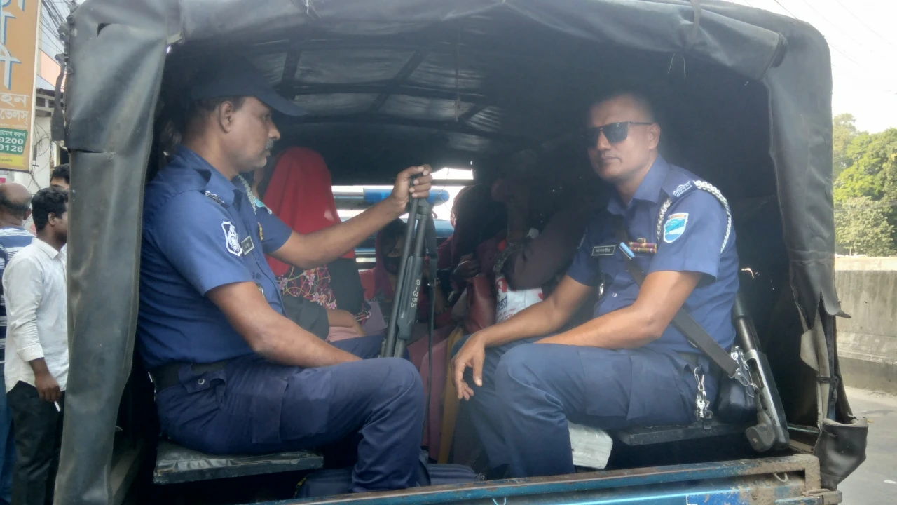 গাজীপুরে আবাসিক হোটেল পুলিশের হানা, ধরা পড়লেন ২১ তরুণ-তরুণী