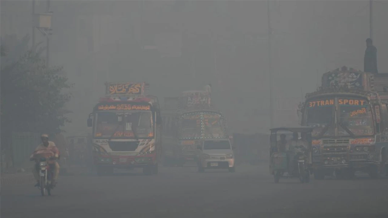 লাহোরে ভয়ংকর বায়ুদূষণ, সবাইকে ঘরে থাকার অনুরোধ