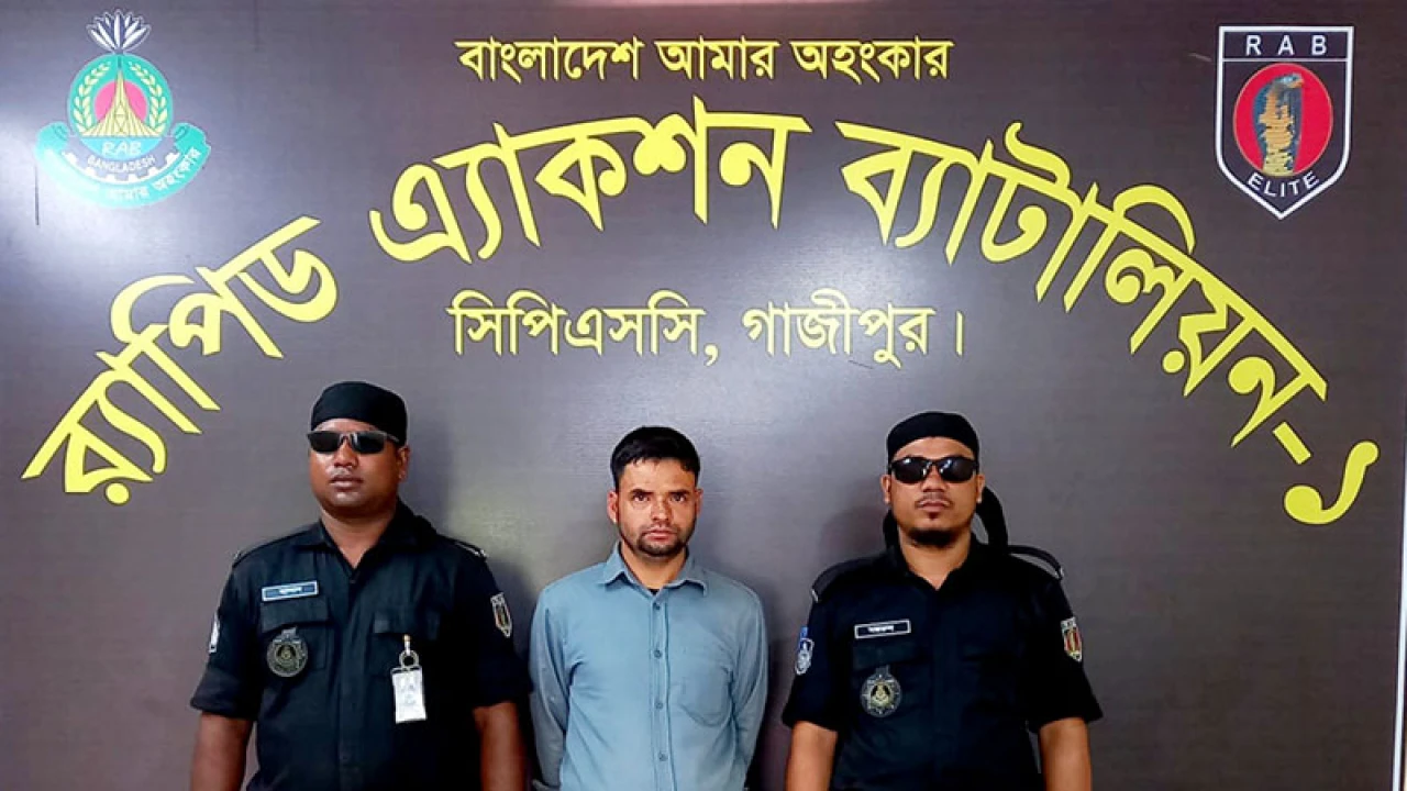 বাথরুমে লুকিয়ে স্ত্রীর পরকীয়া প্রেমিককে কুপিয়ে হত্যা