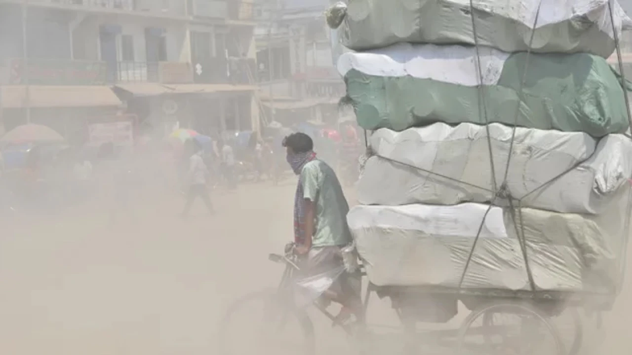 দুর্যোগপূর্ণ বায়ুদূষণের শীর্ষে লাহোর, ঢাকার বাতাস কেমন