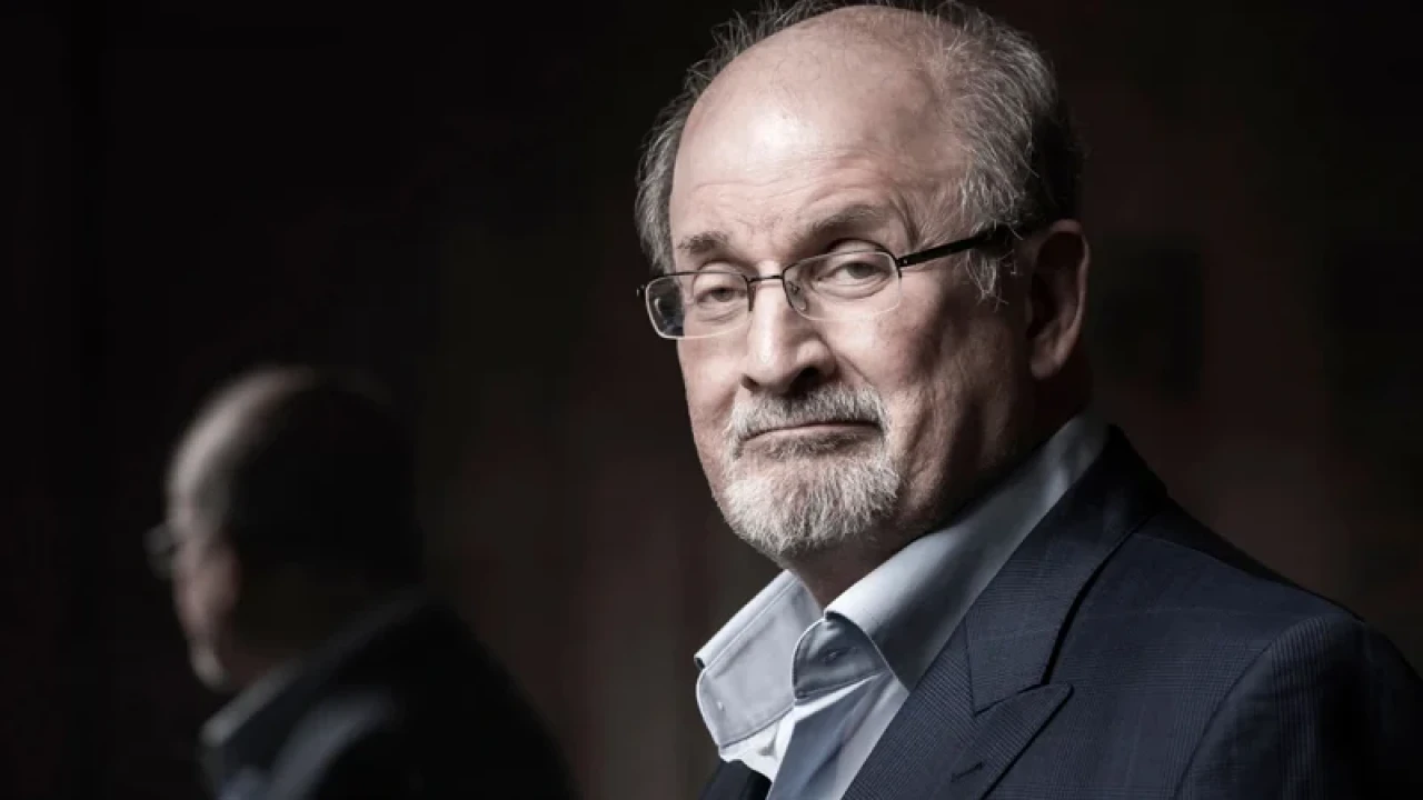 ভারতে নিষেধাজ্ঞা উঠতে পারে সালমান রুশদির বিতর্কিত বইয়ের