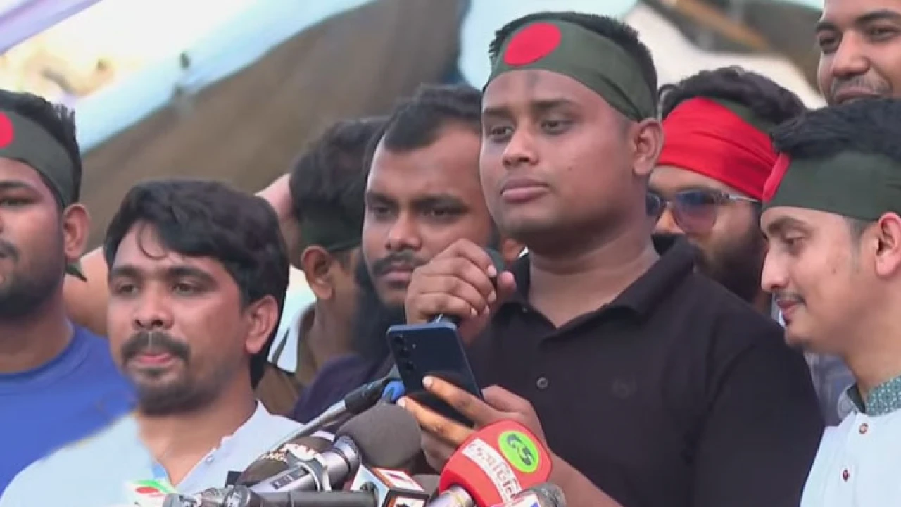 জিরো পয়েন্ট দখলে নিয়ে সমাবেশ করছে ছাত্র-জনতা