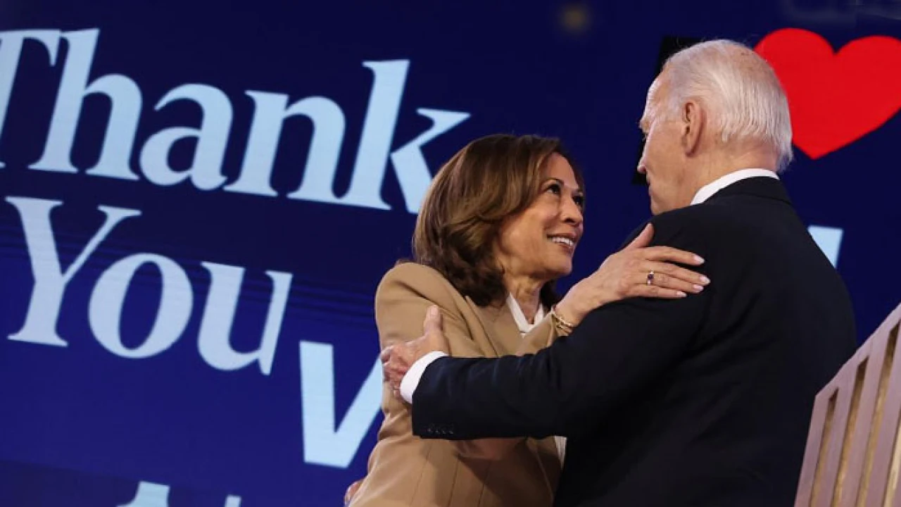 বাইডেন চাইলেই প্রেসিডেন্ট হতে পারেন কমলা