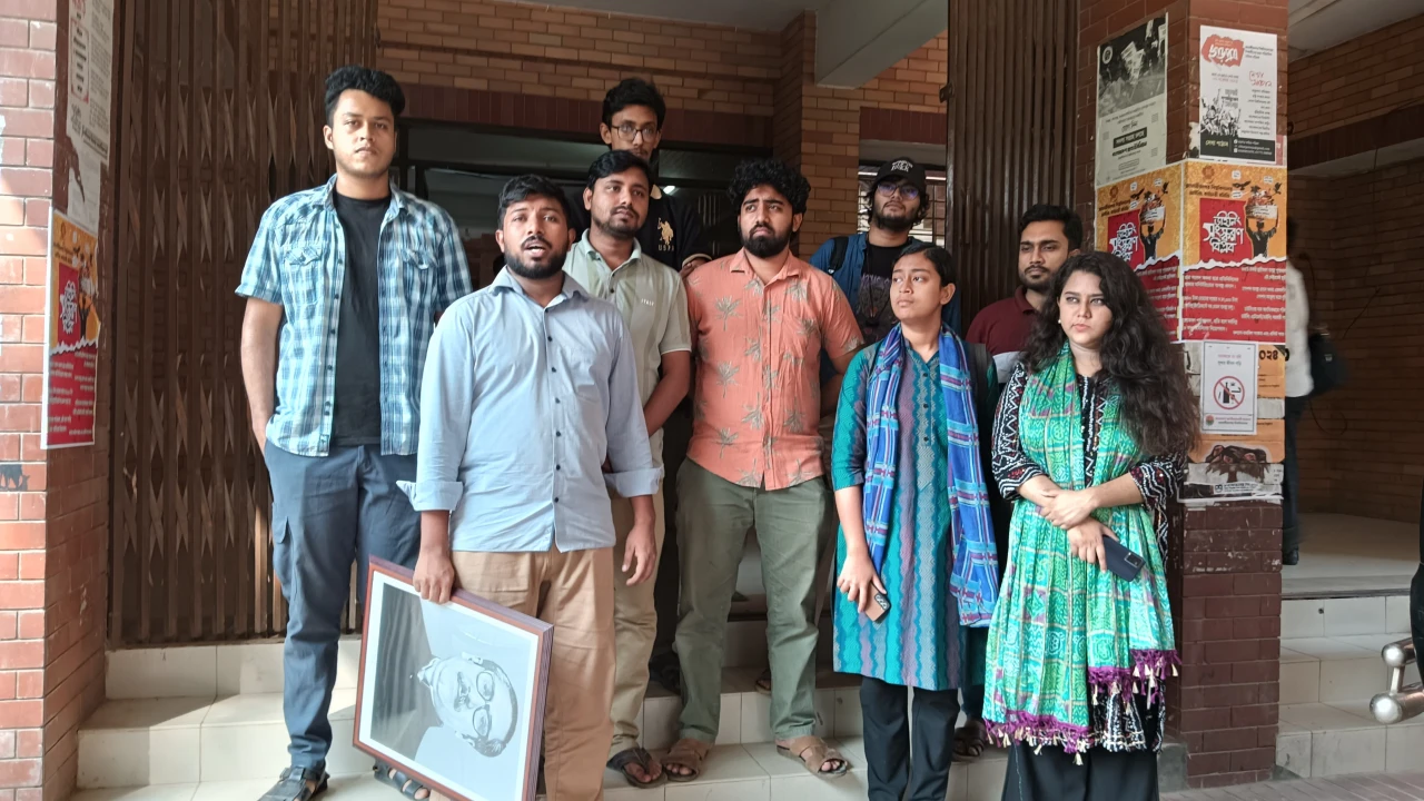 প্রশাসনিক ভবন ঘুরে ঘুরে বঙ্গবন্ধুর ছবি বের করলেন তারা