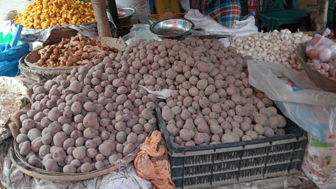 দেড় কেজি চাল বিক্রি করেও মিলছে না এক কেজি আলু