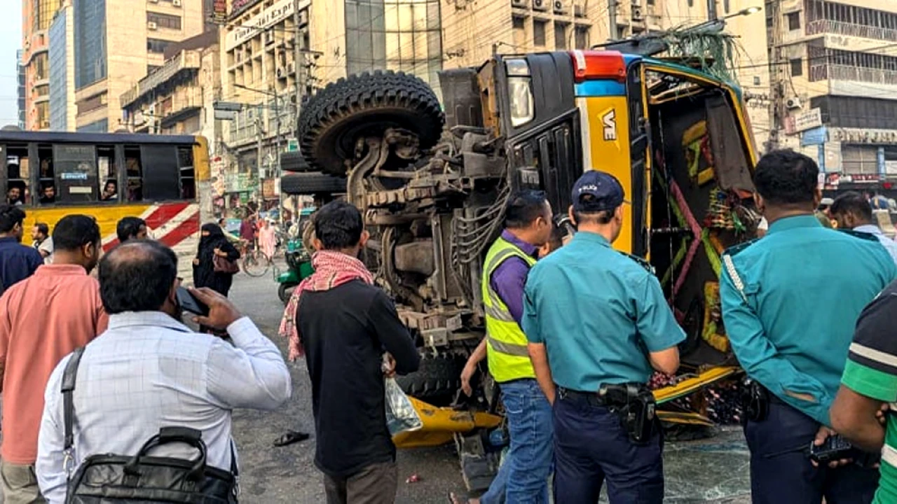 পল্টনে বাস-ট্রাক সংঘর্ষ, পাশে থাকা অটোরিকশার যাত্রী নিহত