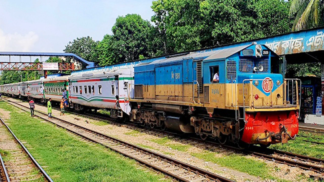 পলাতক ঠিকাদারের সরঞ্জাম পাহারা নিয়ে বিপাকে রেল