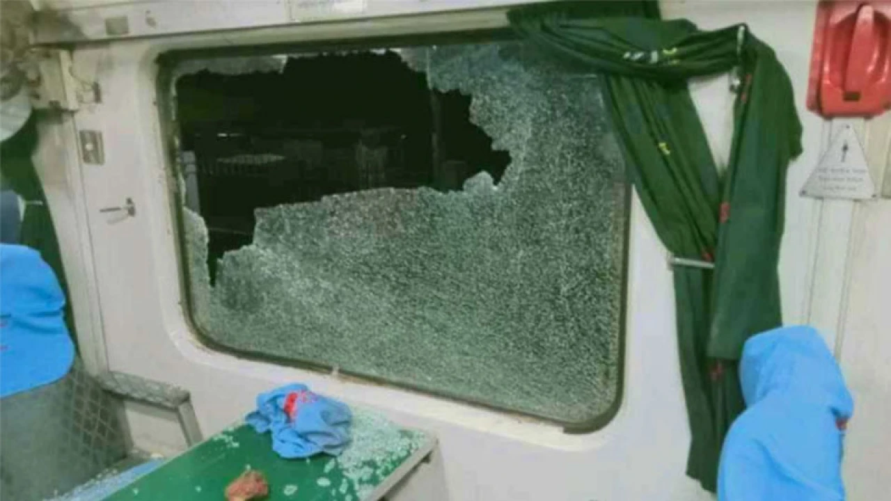 মহাখালীতে ট্রেনে হামলা শিক্ষার্থীদের, শিশুসহ আহত অনেকেই