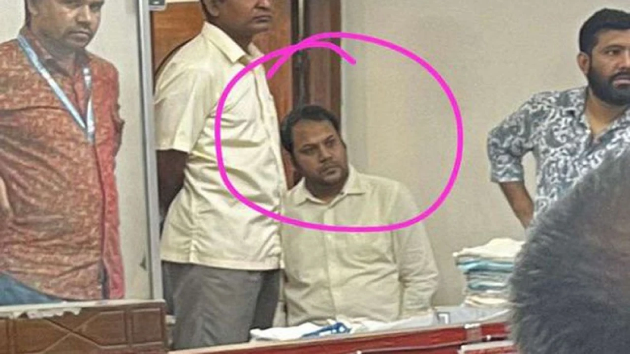 আদালতের ভেতরে কামরুলের ছেলের কাজ কী, ক্ষুব্ধ আইনজীবীরা