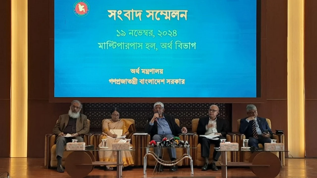 দুর্বল ব্যাংকের বিষয়ে যে সিদ্ধান্ত জানালেন অর্থ উপদেষ্টা