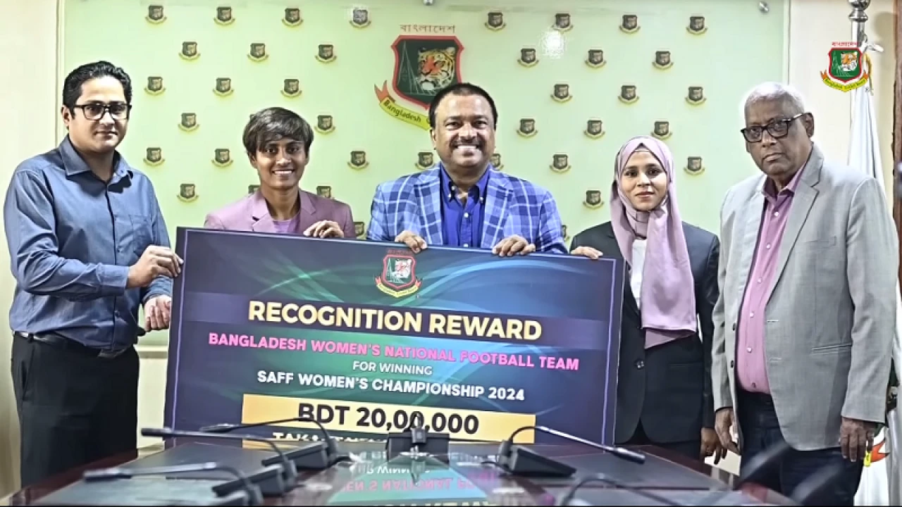 সাবিনার হাতে ২০ লাখ টাকার চেক দিয়ে যা বললেন বিসিবি সভাপতি