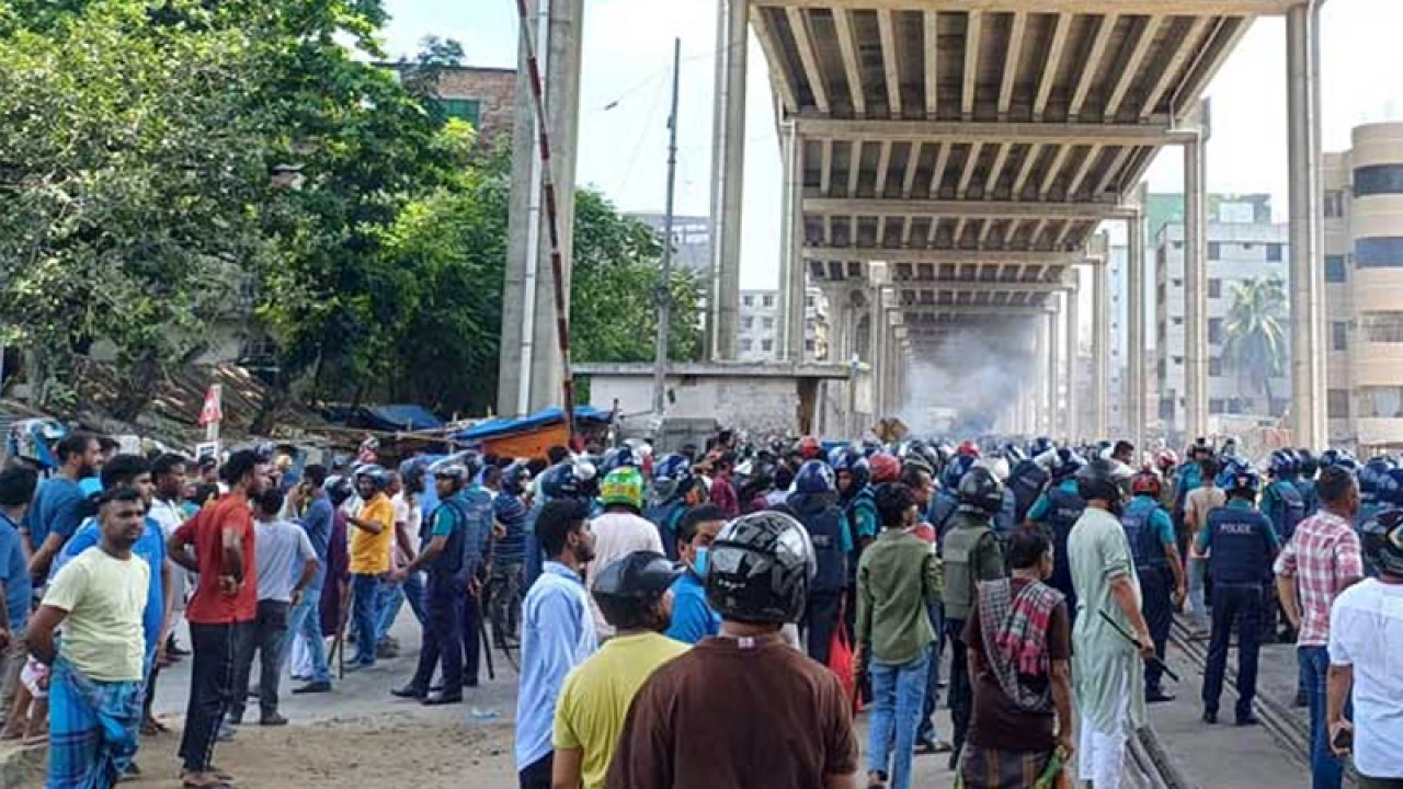 অটোরিকশা চালকদের অবরোধে ট্রেন চলাচল বন্ধ