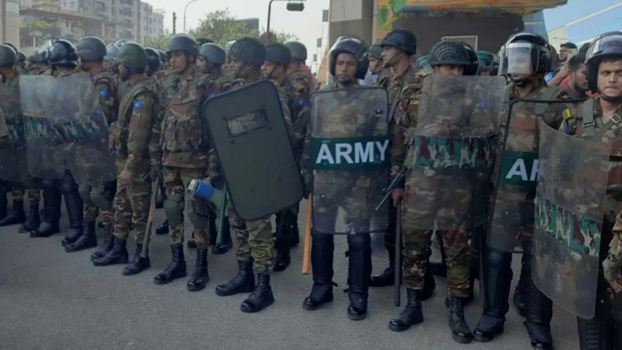 সেনাবাহিনী দেখেই পালালেন অটোচালকরা