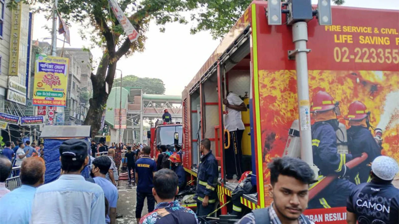 ফার্মগেটে মানসী প্লাজায় আগুন, নিয়ন্ত্রণে ৫ ইউনিট