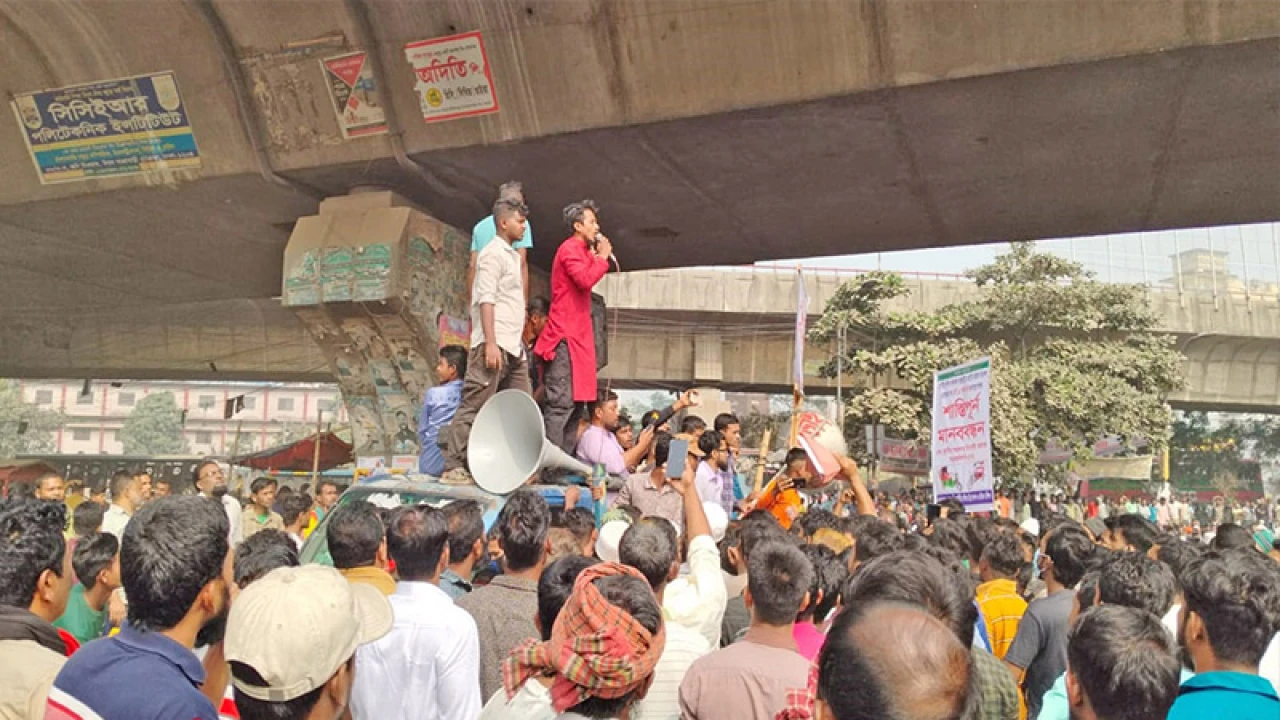 আজও ঢাকার বিভিন্ন সড়ক অবরোধ করেছেন ব্যাটারিচালিত রিকশাচালকেরা
