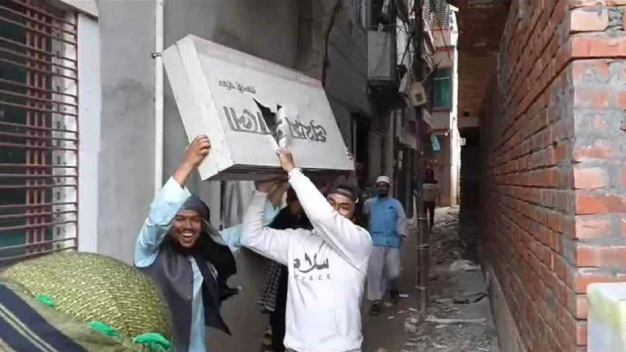 প্রথম আলোর রাজশাহী কার্যালয় থেকে সাইনবোর্ড খুলে আগুন