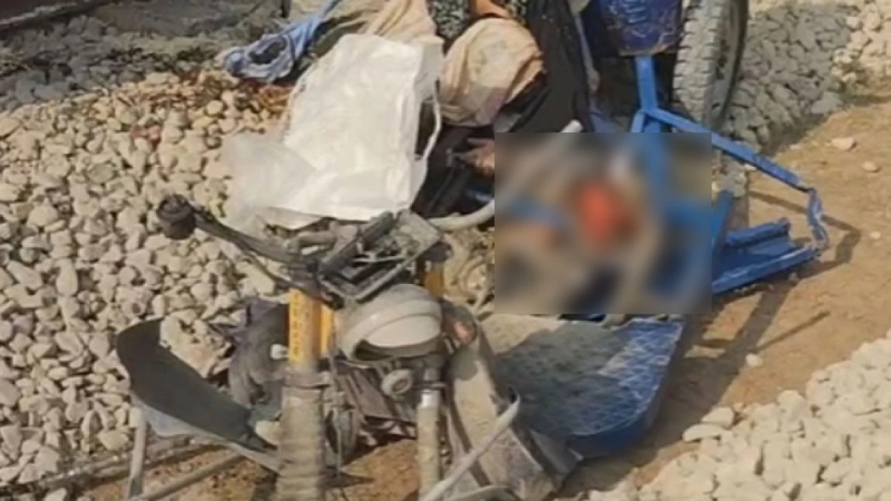 রেল ক্রসিংয়ে ট্রেনের ধাক্কা, অটোরিকশার ৫ যাত্রী নিহত