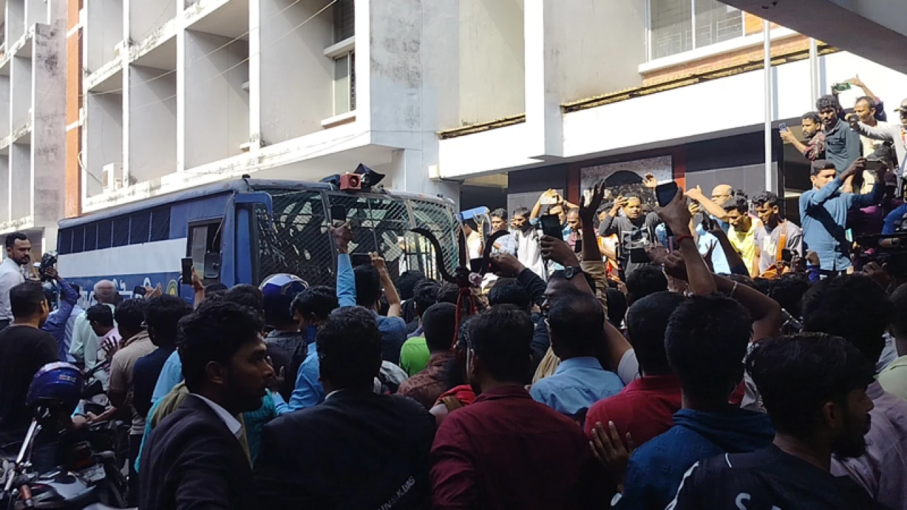 কারাগারে নেওয়ার সময় চিন্ময়ের প্রিজনভ্যান আটকে বিক্ষোভ