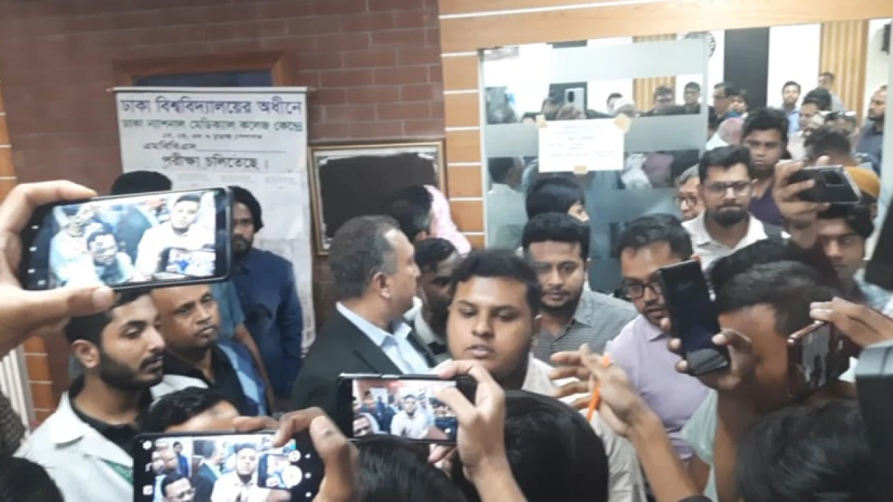 সাংবাদিকদের ওপর চড়াও হলেন ন্যাশনাল মেডিকেলের শিক্ষার্থী-ডাক্তাররা