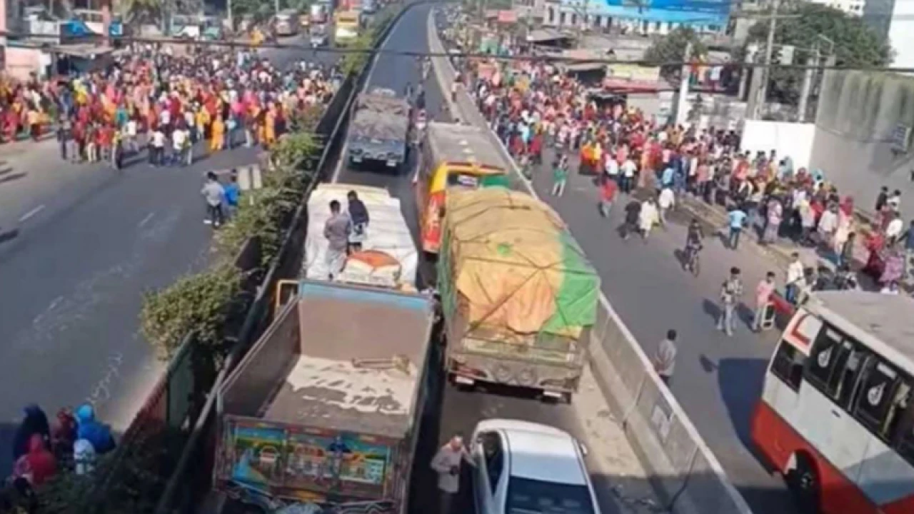 বকেয়া বেতনের দাবিতে ফের মহাসড়ক অবরোধ