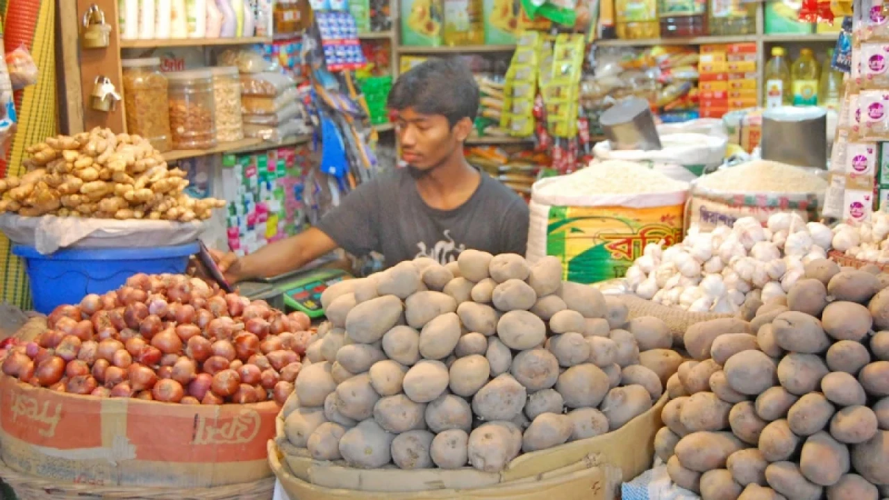 তেল-আলু-পেঁয়াজে স্বস্তি নেই, মাছের বাজার চড়া
