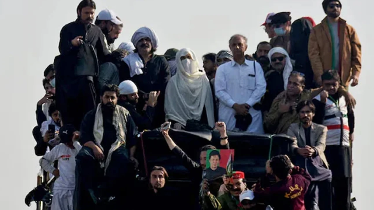 ইমরান খান ও বুশরা বিবির বিরুদ্ধে নতুন করে ৮ মামলা