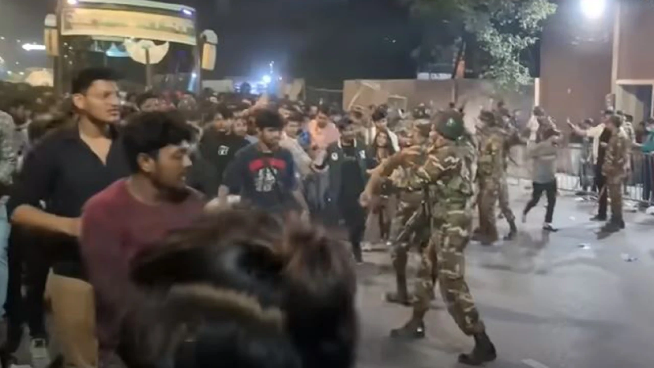 আতিফ আসলামের কনসার্টকে ঘিরে নানা অভিযোগ, সেনাবাহিনীর লাঠিচার্জ